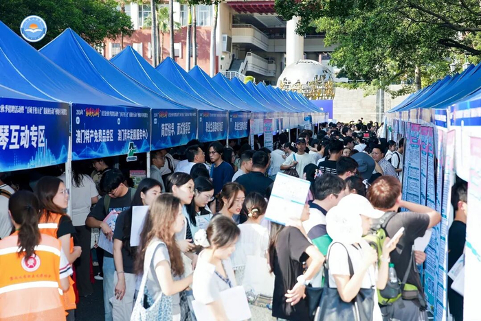 暨南大学秋季民营企业招聘活动现场